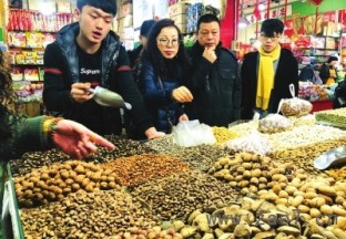 兰州：临近春节 干果市场热销 ()